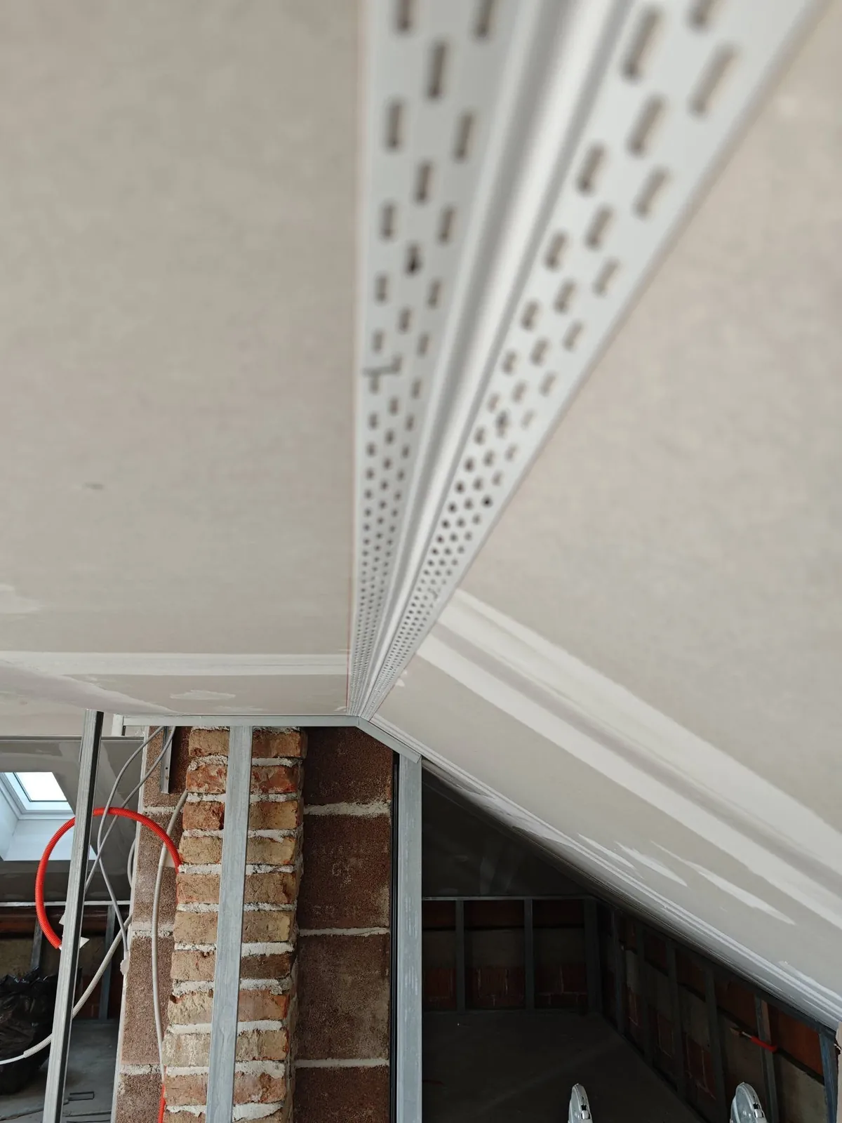 Detalj ruba spuštenog stropa u potkrovlju